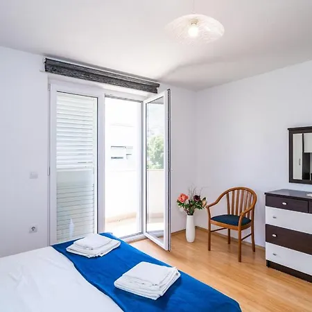 Two-bedroom Victory Appartamento