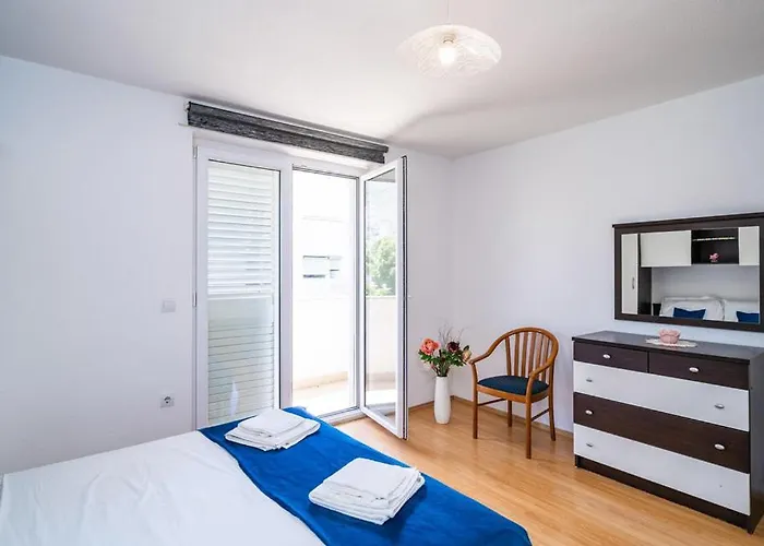 Two-bedroom Victory Appartamento