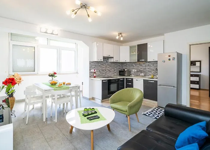 Two-bedroom Victory Appartamento *